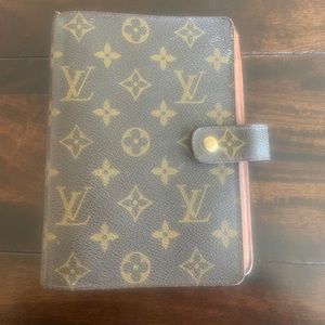 Louis Vuitton medium ring agenda
